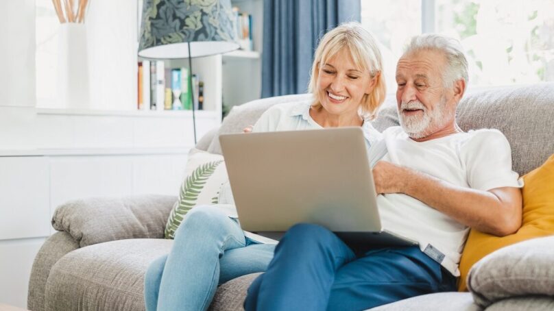 älteres Paar informiert sich online über die Vorsorgelösungen von Pro Senectute Kanton Zürich