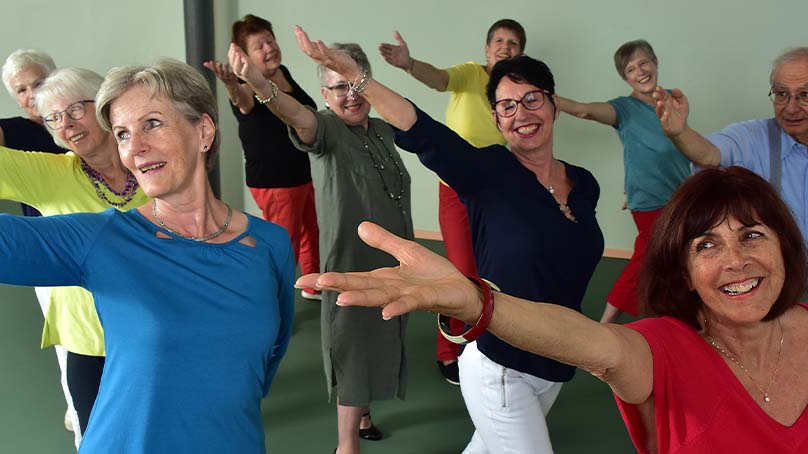 Seniorinnen und Senioren tanzen Everdance