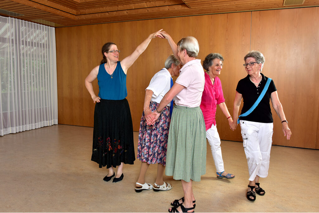 Eine Gruppe Frauen tanzt einen internationalen Tanz.