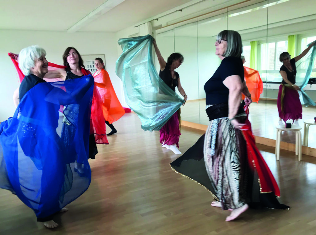 Eine Frauengruppe tanzt gemeinsam einen orientalischen Tanz.