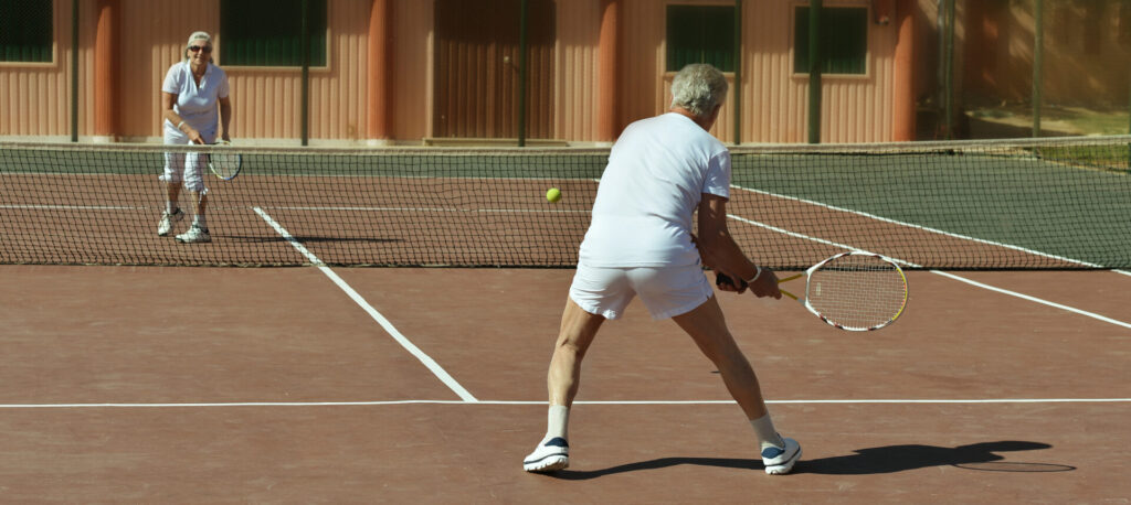 Zwei Senioren spielen Tennis