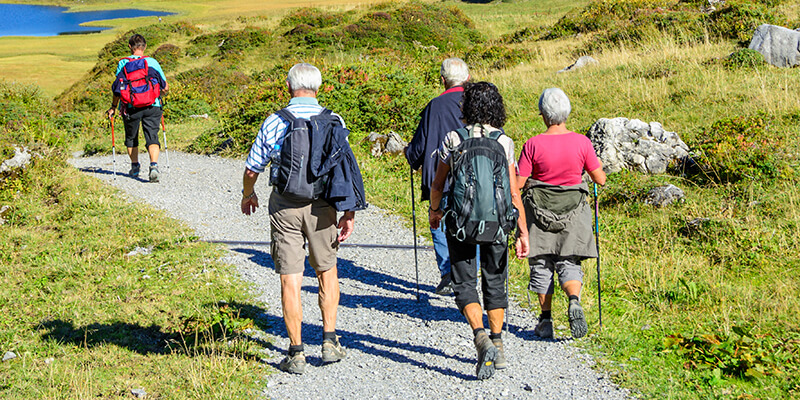 Seniorengruppe beim Wandern in den Bergen.